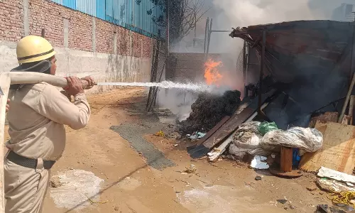 Haryana : पटौदी के पास कबाड़ गोदाम में भीषण आग लग गई Haryana : पटौदी के पास कबाड़ गोदाम में भीषण आग लग गई