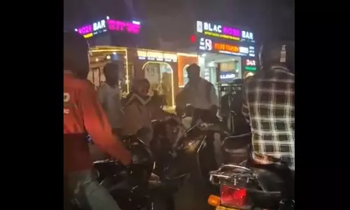 हाई वोल्टेज ड्रामा VIDEO, सड़क पर हक्के-बक्के रह गए लोग हाई वोल्टेज ड्रामा VIDEO, सड़क पर हक्के-बक्के रह गए लोग