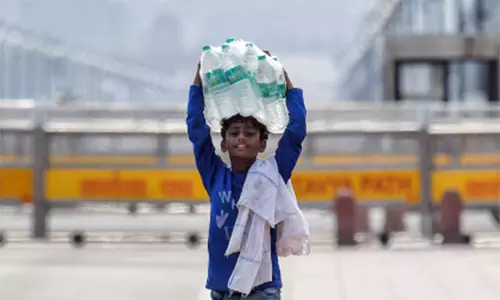 Delhi में भीषण गर्मी जारी, शहर के कई हिस्सों में 43 डिग्री सेल्सियस से अधिक तापमान दर्ज किया गया