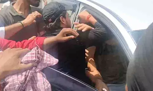 Muktsar में शिवसेना का प्रदर्शन हिंसक हुआ, सिख युवक पर हमला, तनाव बढ़ा Muktsar में शिवसेना का प्रदर्शन हिंसक हुआ, सिख युवक पर हमला, तनाव बढ़ा