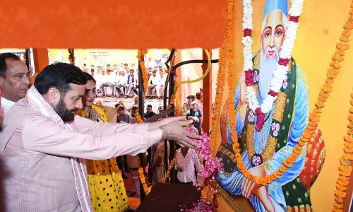 मुख्यमंत्री ने सफाई कर्मचारियों के वेतन में 2,100 रुपये की बढ़ोतरी की घोषणा की