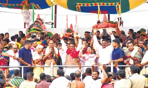 त्रिदेवों के स्नान पूर्णिमा अनुष्ठान को देखने के लिए Puri में लाखों श्रद्धालु उमड़े