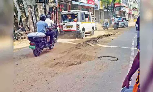 Chennai: यातायात और गड्ढों के कारण वडा अगरम रोड उपयोग के लायक नहीं रहा