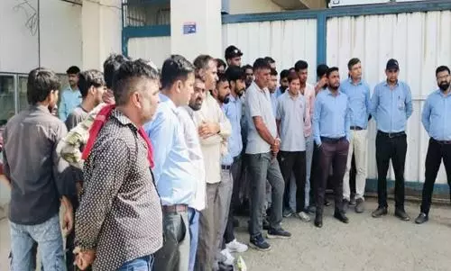 Kotputli: डिजिटल सुरक्षा को लेकर अलर्ट हुई पुलिस, ग्रामीणों को दी साइबर सुरक्षा की जानकारी Kotputli: डिजिटल सुरक्षा को लेकर अलर्ट हुई पुलिस, ग्रामीणों को दी साइबर सुरक्षा की जानकारी