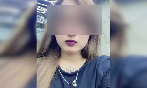 पार्किंग में खड़ी कार में मिला सोशल मीडिया इन्फ्लुएंसर का शव, जांच में जुटी पुलिस पार्किंग में खड़ी कार में मिला सोशल मीडिया इन्फ्लुएंसर का शव, जांच में जुटी पुलिस