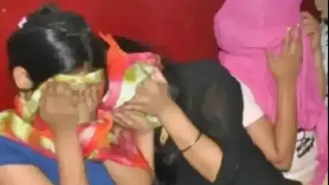 Muzaffarpur: सेक्स रैकेट का पर्दाफाश, होटल संचालक और दंपत्ति गिरफ्तार Muzaffarpur: सेक्स रैकेट का पर्दाफाश, होटल संचालक और दंपत्ति गिरफ्तार
