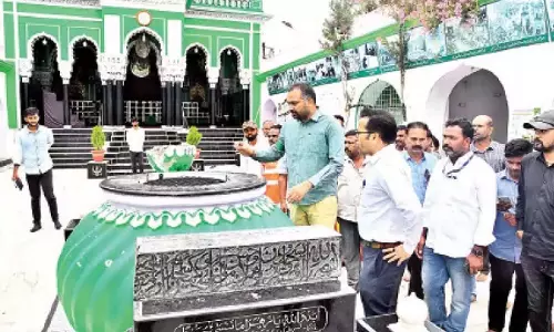 GHMC  प्रमुख ने बोनालू, मोहर्रम से पहले लाल दरवाजा मंदिर, बीबी-का-आलम का निरीक्षण किया