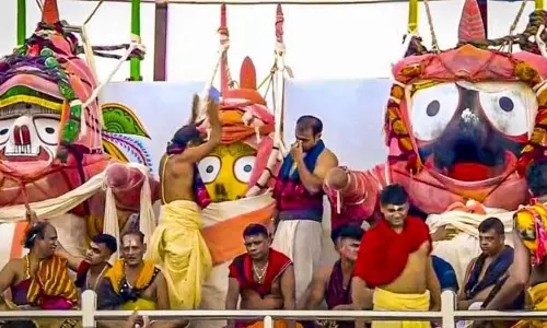 Puri: धार्मिक स्नान के बाद भाई-बहन बीमार पड़ गए Puri: धार्मिक स्नान के बाद भाई-बहन बीमार पड़ गए