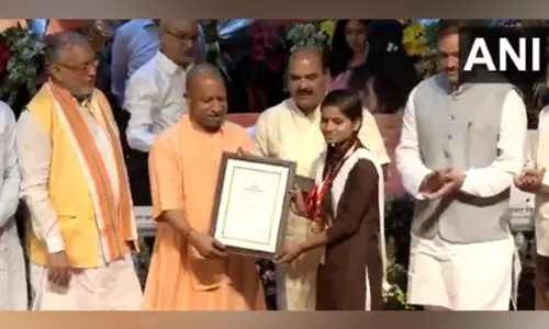 CM योगी ने 166 मेधावी छात्रों को सम्मानित किया, टैबलेट वितरित किए CM योगी ने 166 मेधावी छात्रों को सम्मानित किया, टैबलेट वितरित किए