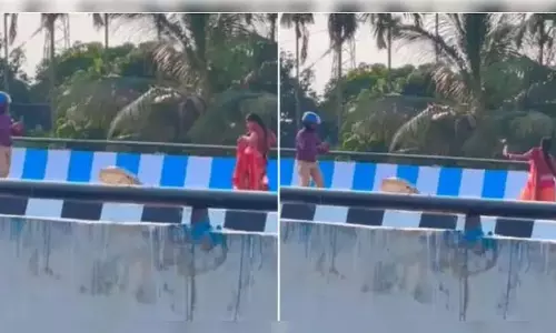 बीच हाईवे में साड़ी पहन डांस करती दिखी महिला, जमकर वायरल हुआ VIDEO