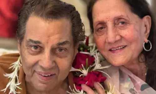 बॉबी देओल ने शेयर की पिता धर्मेंद्र और मां प्रकाश कौर की प्यारी तस्वीर बॉबी देओल ने शेयर की पिता धर्मेंद्र और मां प्रकाश कौर की प्यारी तस्वीर