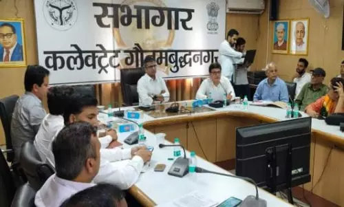 Greater Noida: सुरक्षा और निगरानी के तहत लिफ्ट पंजीकरण अनिवार्य, डीएम ने की समीक्षा बैठक