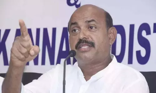 पूर्व MLA पर बंदरगाह अधिकारी को रोकने का मामला दर्ज पूर्व MLA पर बंदरगाह अधिकारी को रोकने का मामला दर्ज