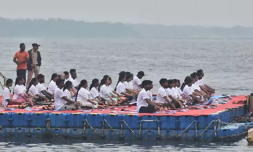 Krishna नदी के किनारे वाटर क्राफ्ट पर आयोजित मेगा योग कार्यक्रम ने विश्व रिकॉर्ड बनाया