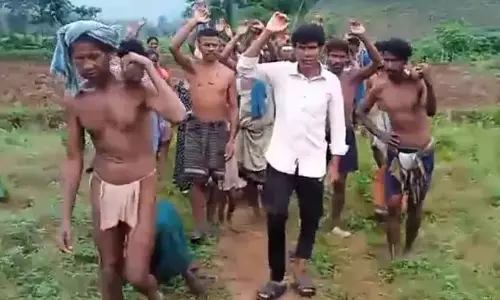 AP: आदिवासी लोग वन ओके से कल्याणगुम्मी रोड तक अर्धनग्न होकर गए