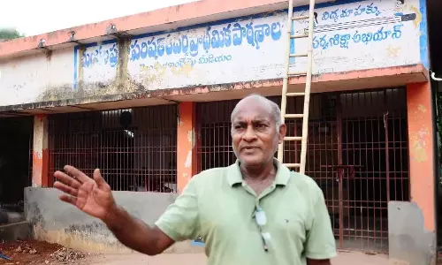 Andhra: ग्रामीणों ने हेडमास्टर की सराहना की जिन्होंने अपने पैसे से स्कूल को पुनर्जीवित किया