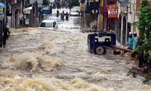 Hyderabad: भारी बारिश से पुराने शहर की सड़कें जलमग्न, यातायात बाधित