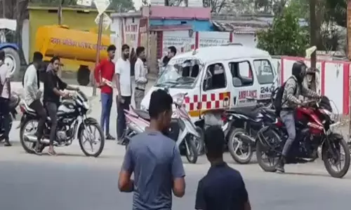 एम्बुलेंस पलटने से ड्राइवर और अटेंडर घायल, साइड देते वक्त हुआ हादसा