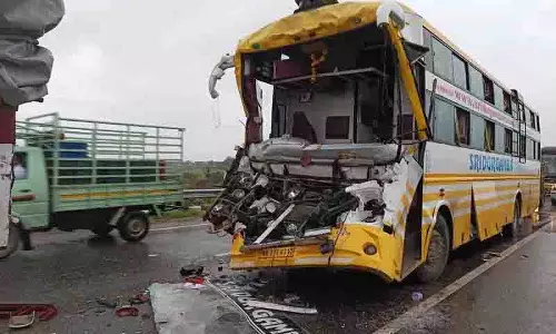 Hyderabad जा रही कर्नाटक की बस नारायणपेट में ट्रक से टकराई, 18 लोग घायल