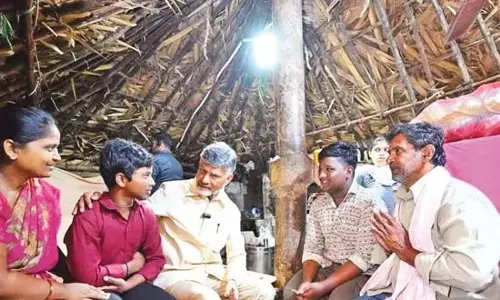 Andhra : चंद्रबाबू नायडू ने अपना वादा निभाया और एक मकान बनवाया Andhra : चंद्रबाबू नायडू ने अपना वादा निभाया और एक मकान बनवाया