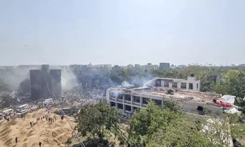बिल्डिंग में जा घुसा एयर इंडिया का विमान, एअर इंडिया का लंदन जा रहा विमान क्रैश, नई तस्वीरें
