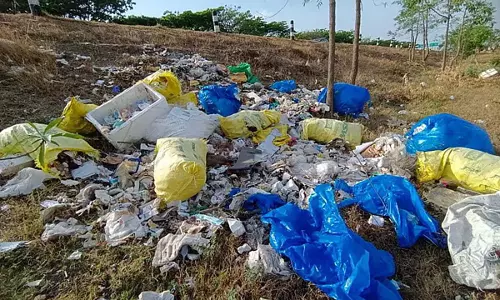 Dharmapuri में खेतों में मेडिकल वेस्ट डालना है जारी Dharmapuri में खेतों में मेडिकल वेस्ट डालना है जारी