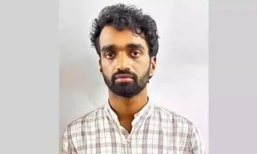 डॉक्टर बनकर मरीज का इलाज करने वाला व्यक्ति गिरफ्तार; आरोपी है नर्स डॉक्टर बनकर मरीज का इलाज करने वाला व्यक्ति गिरफ्तार; आरोपी है नर्स