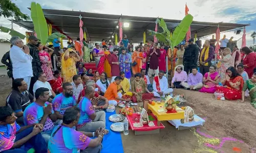 पंडित धीरेंद्र शास्त्री ने बागेश्वर धाम सनातन मठ की आधारशिला रखी पंडित धीरेंद्र शास्त्री ने बागेश्वर धाम सनातन मठ की आधारशिला रखी