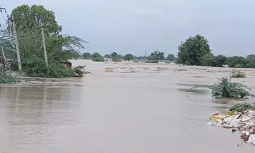 भारी बारिश से सामान्य जनजीवन प्रभावित: कई स्थानों पर सड़कें बंद