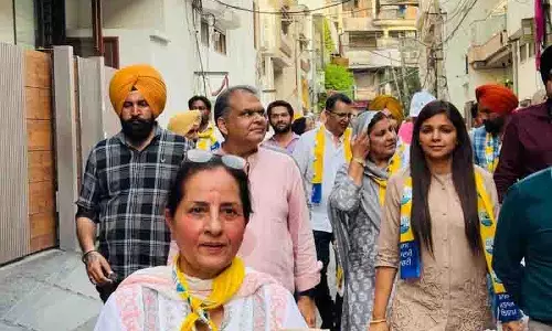 Gogi के परिजन आप उम्मीदवार के समर्थन में मतदाताओं से संपर्क कर रहे