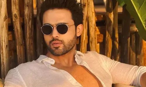 शहर की भीड़-भाड़ से दूर, पार्थ समथान ने अपनाई मुंबई मेट्रो की सवारी शहर की भीड़-भाड़ से दूर, पार्थ समथान ने अपनाई मुंबई मेट्रो की सवारी