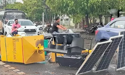 Indore : आफत बनकर आई आंधी-बारिश, बिजली के खंभे टूटा, भारी नुकसान Indore : आफत बनकर आई आंधी-बारिश, बिजली के खंभे टूटा, भारी नुकसान