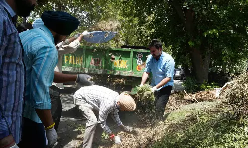 राजनीतिक टकराव, घुमन ने Aroras के घर के बाहर कूड़ा फेंका राजनीतिक टकराव, घुमन ने Aroras के घर के बाहर कूड़ा फेंका