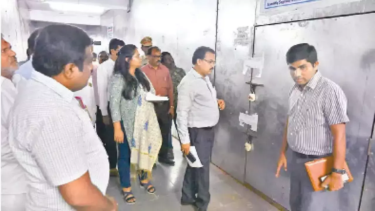 Telangana: अधिकारियों को ईवीएम स्ट्रांग रूम की सुरक्षा सुनिश्चित करने के निर्देश दिए गए Telangana: अधिकारियों को ईवीएम स्ट्रांग रूम की सुरक्षा सुनिश्चित करने के निर्देश दिए गए