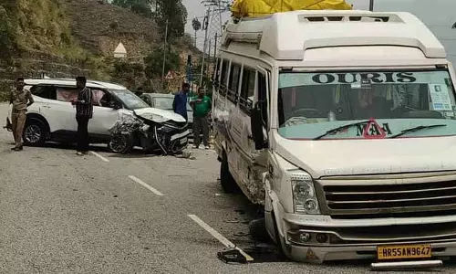 हाईवे पर टैंपो और कार की भिड़ंत, तीन घायलों का इलाज हायर सेंटर में जारी हाईवे पर टैंपो और कार की भिड़ंत, तीन घायलों का इलाज हायर सेंटर में जारी