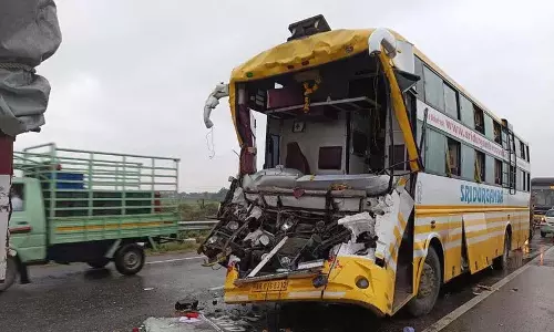लॉरी और ट्रैवल बस में टक्कर.. 18 लोग गंभीर रूप से घायल लॉरी और ट्रैवल बस में टक्कर.. 18 लोग गंभीर रूप से घायल