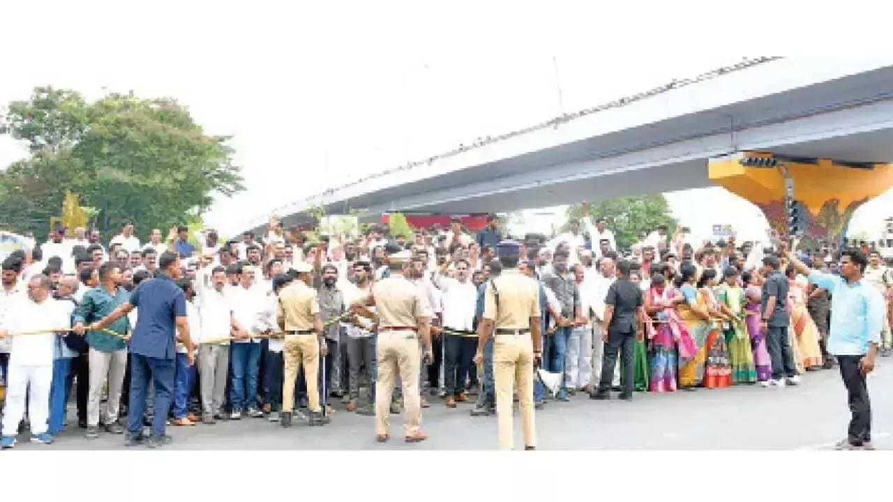 BRKR भवन में बीआरएस नेताओं, कार्यकर्ताओं का शक्ति प्रदर्शन