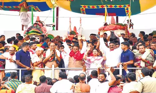 त्रिदेवों के स्नान पूर्णिमा अनुष्ठान को देखने के लिए पुरी में लाखों श्रद्धालु उमड़े
