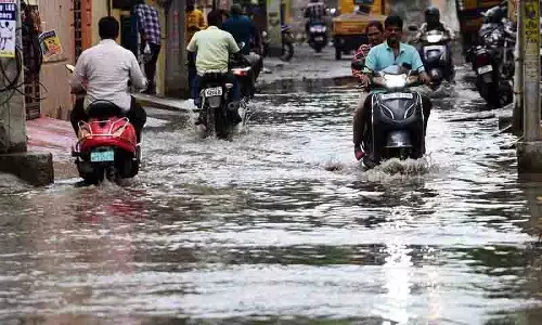 Hyderabad में रातभर भारी बारिश के साथ मानसून लौटा Hyderabad में रातभर भारी बारिश के साथ मानसून लौटा