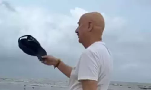 अनुपम खेर के लिए बीच डे की खुशी, किशोर कुमार के गाने से हुई दोगुनी