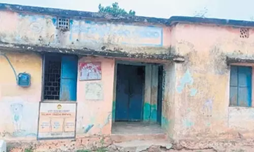 Odisha के कालाहांडी में आंगनवाड़ी केंद्रों में बुनियादी ढांचे की कमी के कारण कामकाज ठप Odisha के कालाहांडी में आंगनवाड़ी केंद्रों में बुनियादी ढांचे की कमी के कारण कामकाज ठप