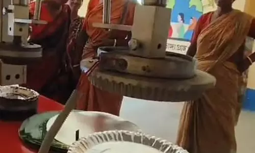 कागज़ की प्लेट पर आधा आसमान, आत्मनिर्भरता की दिशा कागज़ की प्लेट पर आधा आसमान, आत्मनिर्भरता की दिशा