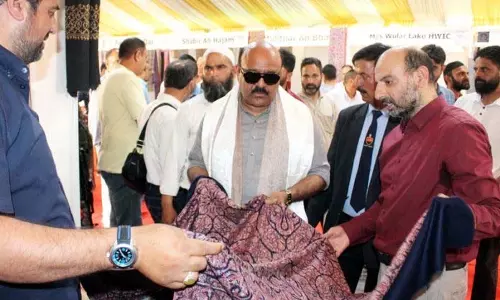 डिप्टी CM ने कश्मीर हाट में हथकरघा मेले का उद्घाटन किया