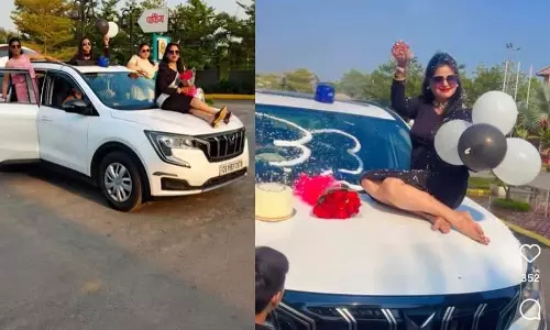 नीली बत्ती वाली बोनट पर बैठकर जन्मदिन मनाना पड़ा महंगा, DSP की पत्नी का वीडियो वायरल