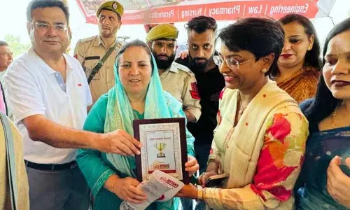 Sakina Itoo ने डल झील में आर्यन्स की छठी शिकारा रेस को हरी झंडी दिखाई Sakina Itoo ने डल झील में आर्यन्स की छठी शिकारा रेस को हरी झंडी दिखाई