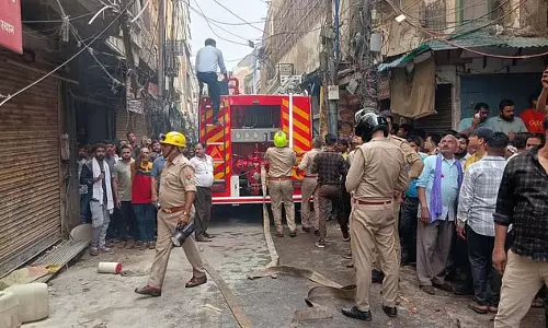 धमाके के बाद लगी आग, पुलिस और फायर ब्रिगेड ने संभाला हालात