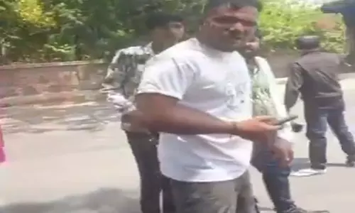 विमान हादसे में बच गया यात्री रमेश विश्वास कुमार, कहा- “अगल-बगल लाशें ही लाशें थीं” विमान हादसे में बच गया यात्री रमेश विश्वास कुमार, कहा- “अगल-बगल लाशें ही लाशें थीं”