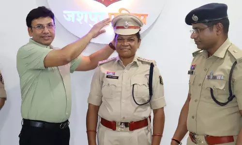 जशपुर पुलिस लाइन में स्टार सेरेमनी का भव्य आयोजन, निरीक्षक आशा तिर्की बनीं DSP