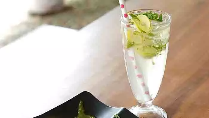 Recipe of Mint Mojito: कुछ ठंडा पीने का मन हो तो चुटकियों में तैयार करें ये ड्रिंक, पीते ही तरोताजा महसूस करेंगे Recipe of Mint Mojito: कुछ ठंडा पीने का मन हो तो चुटकियों में तैयार करें ये ड्रिंक, पीते ही तरोताजा महसूस करेंगे