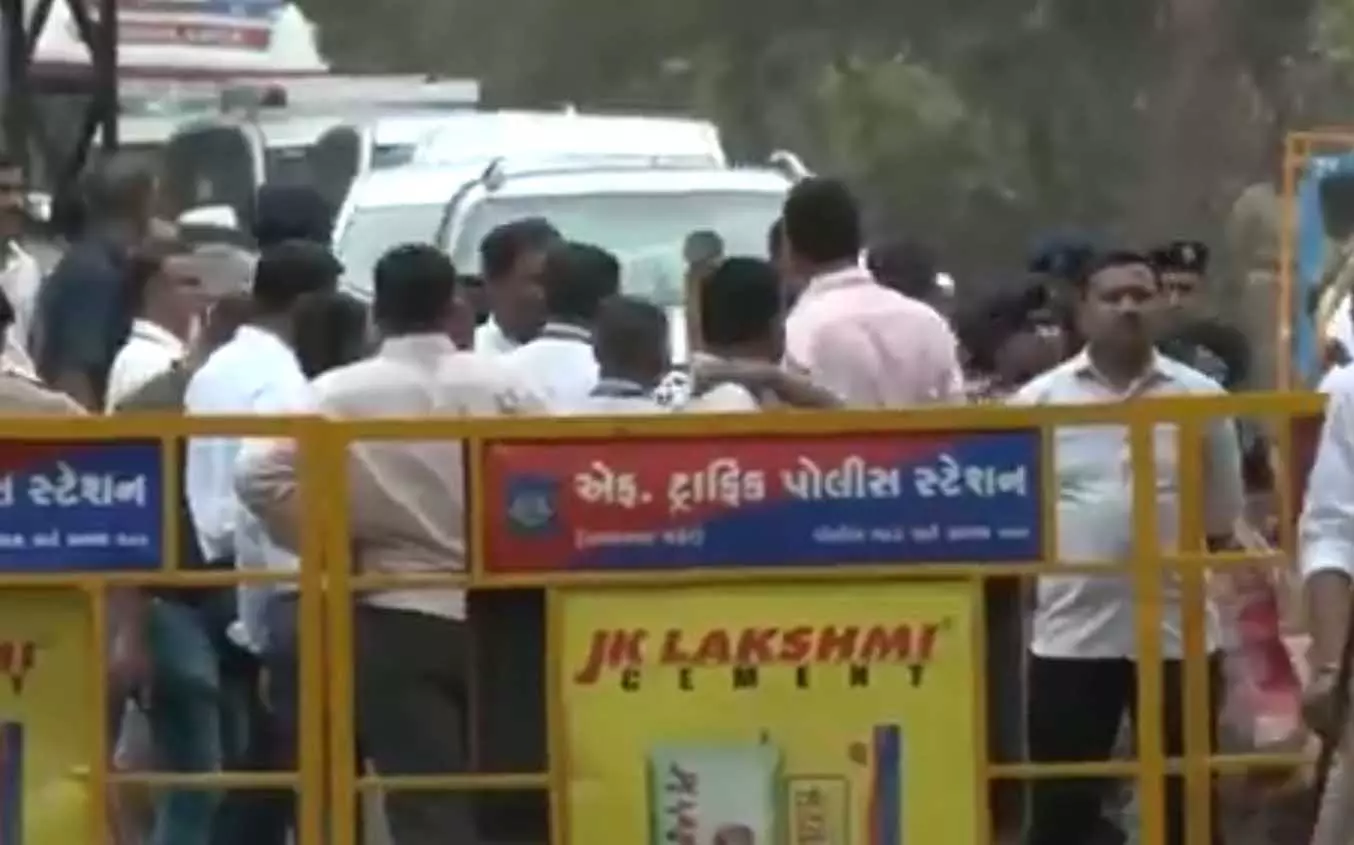 Plane Crash: क्रैश साइट का दौरा कर प्रधानमंत्री मोदी पहुंचे सिविल अस्पताल, घायलों से कर रहे मुलाकात Plane Crash: क्रैश साइट का दौरा कर प्रधानमंत्री मोदी पहुंचे सिविल अस्पताल, घायलों से कर रहे मुलाकात